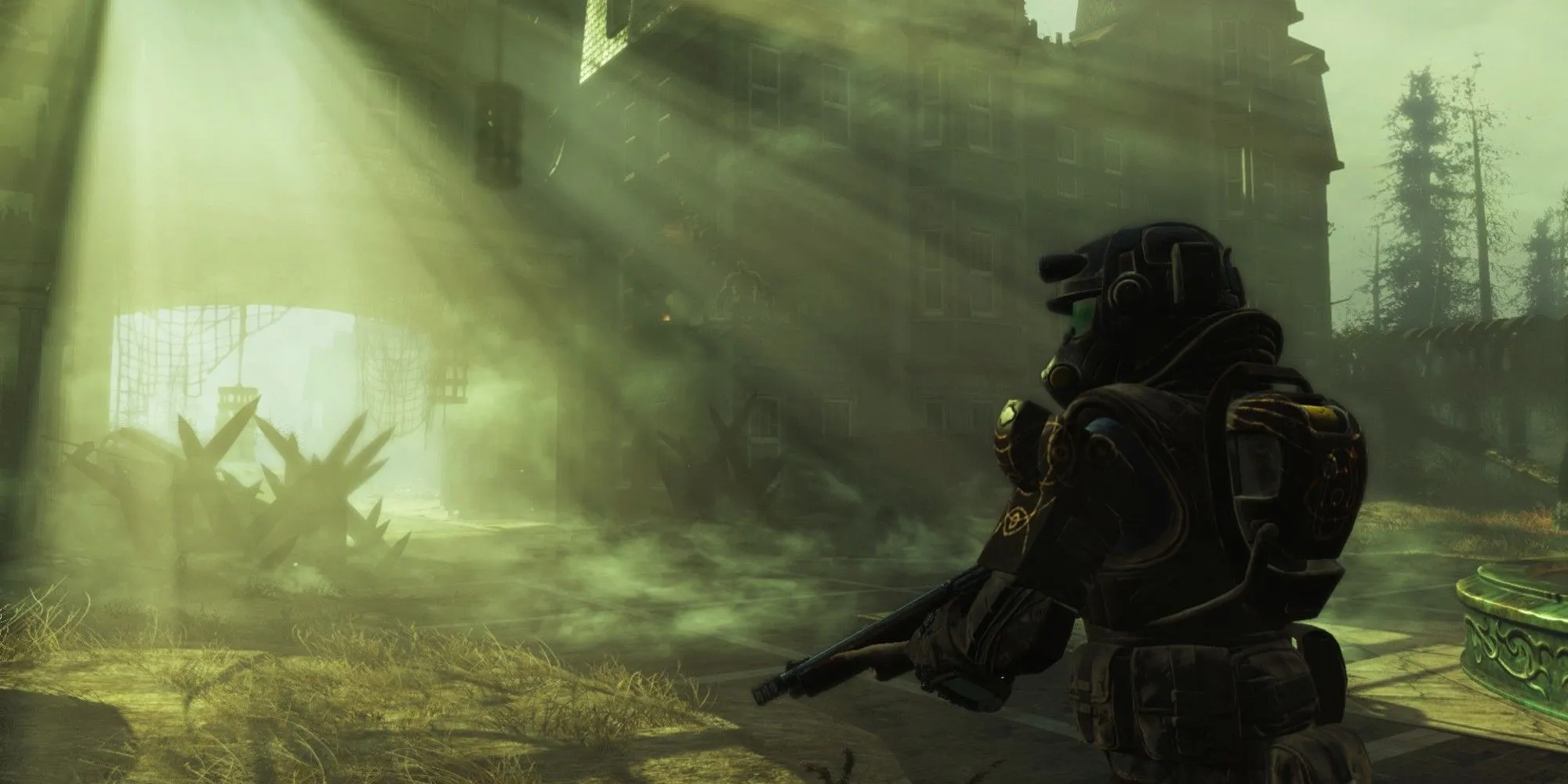 Cảnh sương mù bao phủ đảo Far Harbor trong DLC cùng tên của Fallout 4, với nhân vật chính đang đứng nhìn cảnh vật