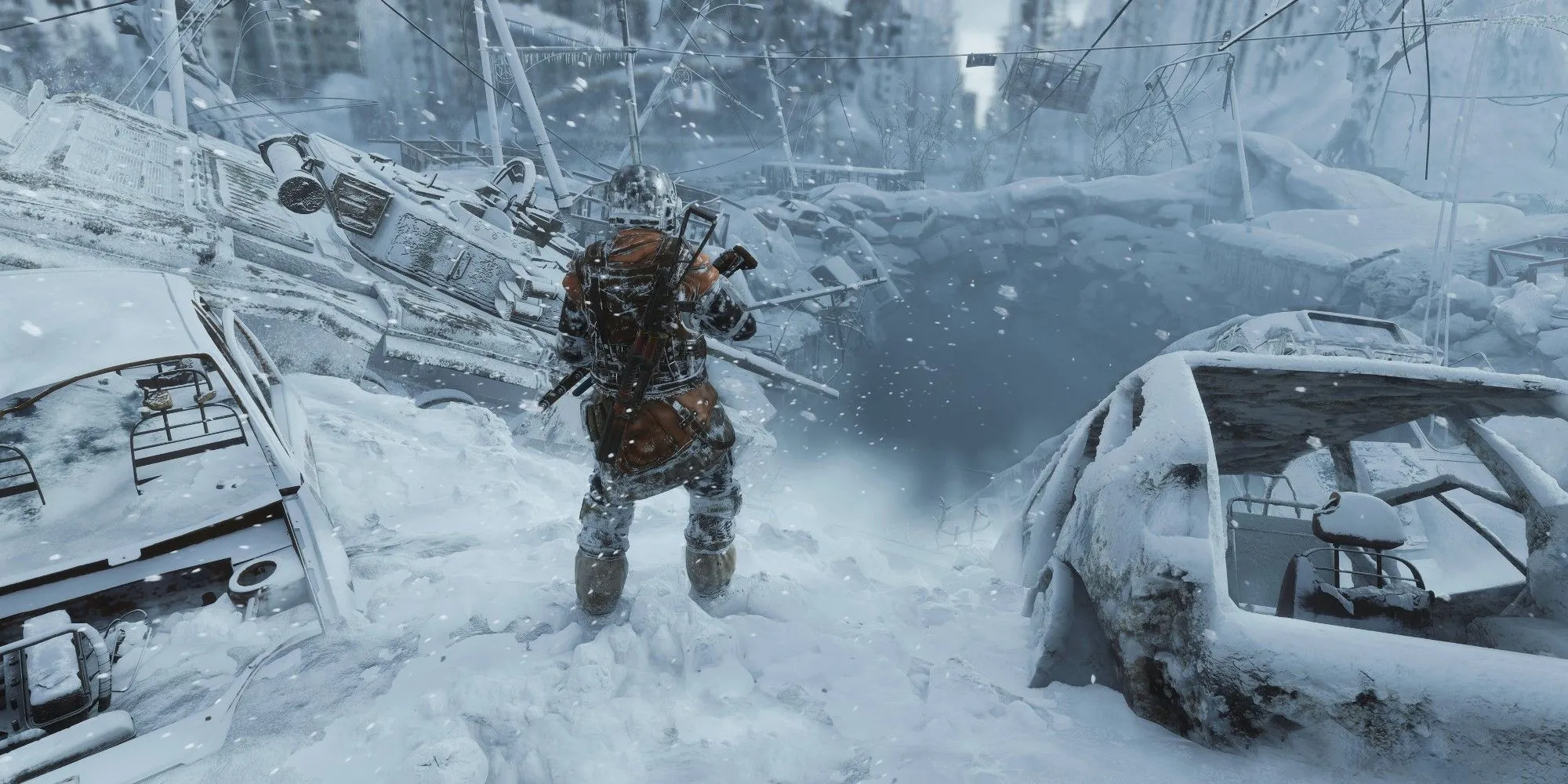 Gameplay Metro Exodus: Người chơi đứng giữa con đường bị phá hủy phủ đầy tuyết và xe cũ
