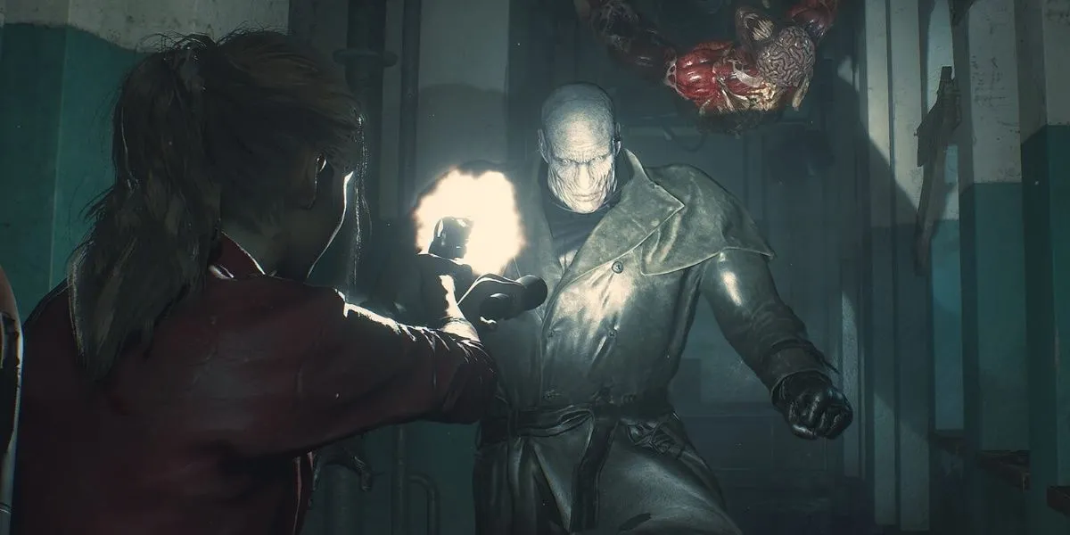 Claire Redfield đối mặt zombie, có Mr. X ở phía sau trong Resident Evil 2