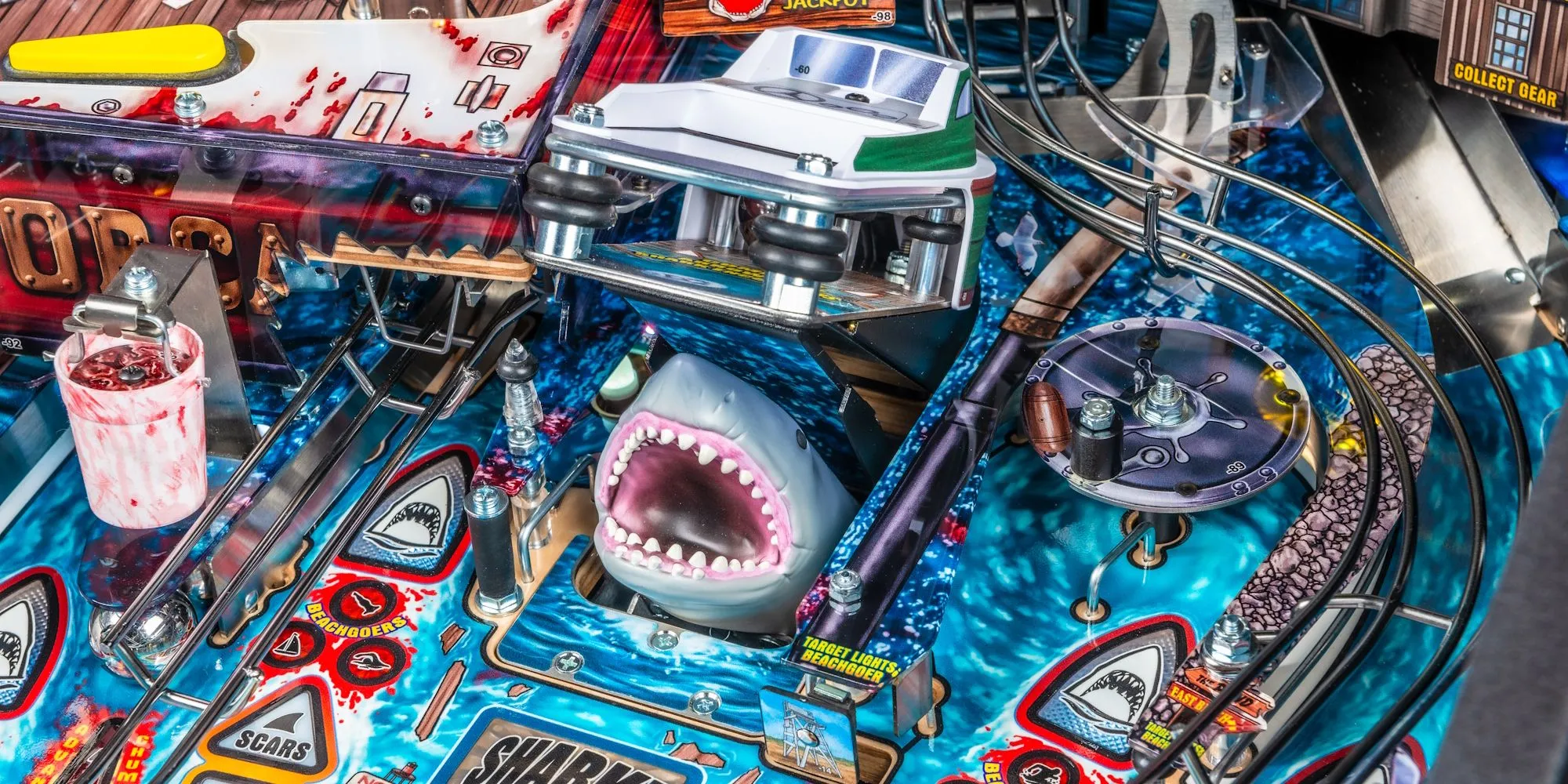 Hình ảnh bàn chơi máy pinball Jaws Stern phiên bản kỷ niệm 50 năm với viền đỏ nổi bật