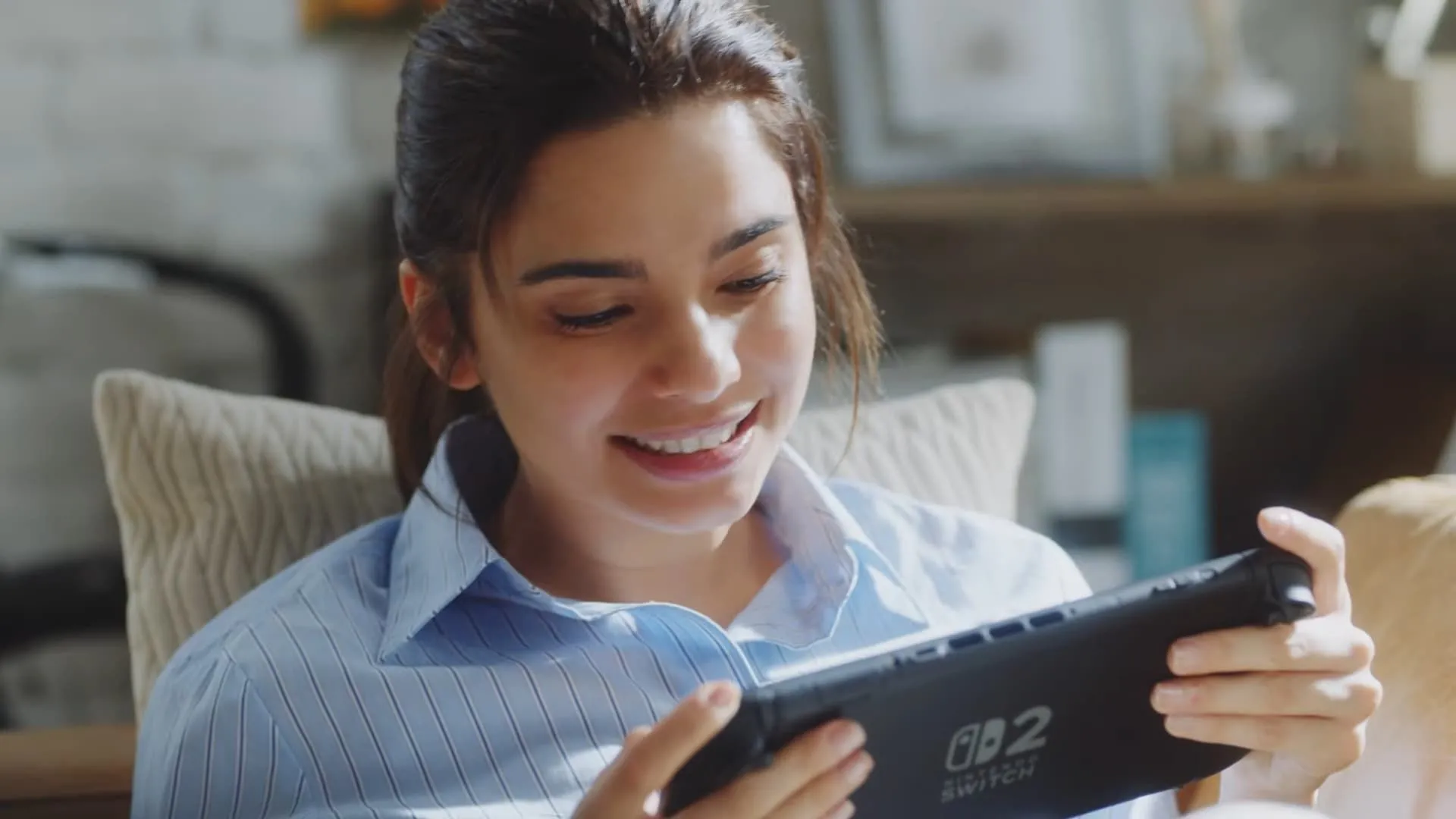 Hình ảnh máy console Nintendo Switch 2 ở chế độ cầm tay, thiết bị phá kỷ lục doanh số