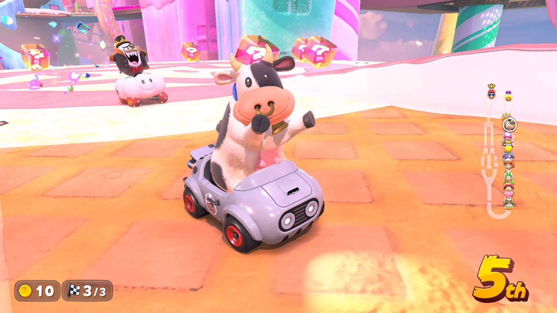 Nhân vật Cow trong Mario Kart World đua trên đường đua nông trại