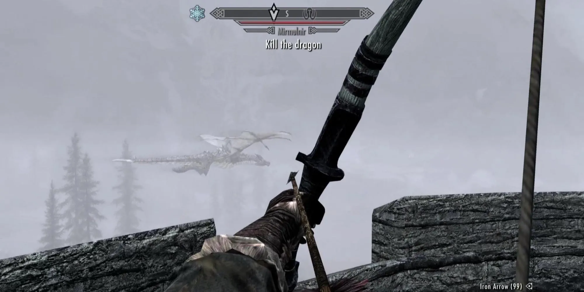 Rồng Mirmulnir bay lượn trong sương mù trên bầu trời Skyrim, chuẩn bị tấn công tòa tháp gác đêm.