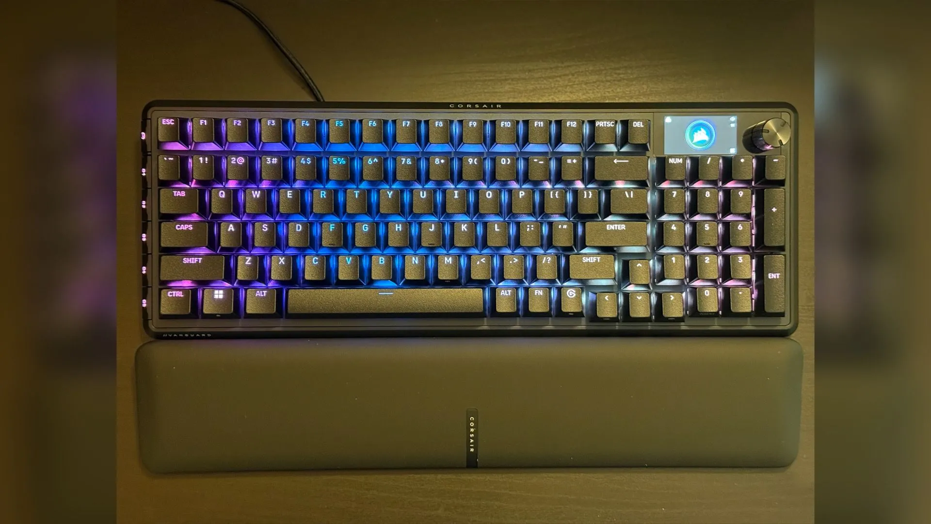 Bàn phím Corsair Vanguard Pro 96 góc nghiêng, hoàn thiện nhôm và LCD