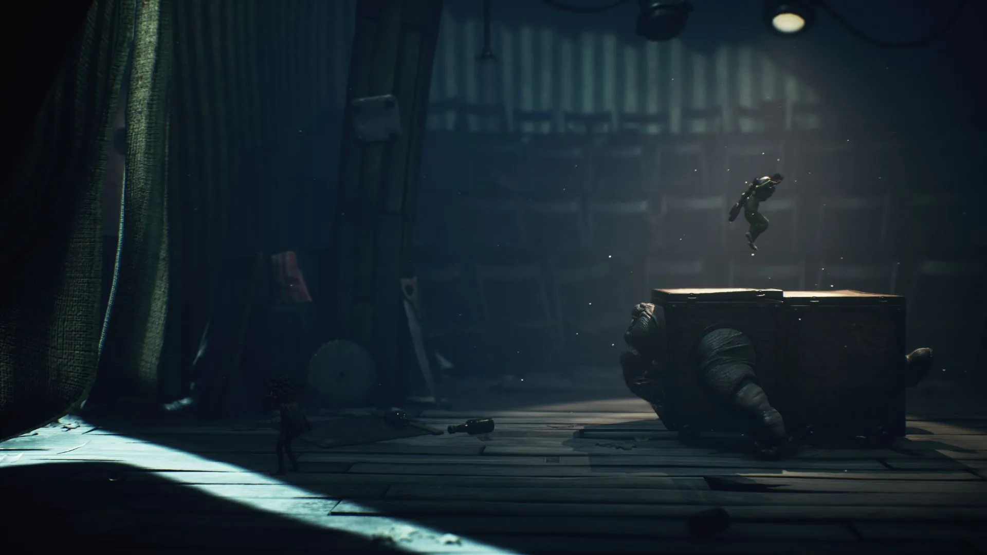 Cảnh gameplay: giải đố, lén lút và dùng vũ khí đặc trưng của hai nhân vật