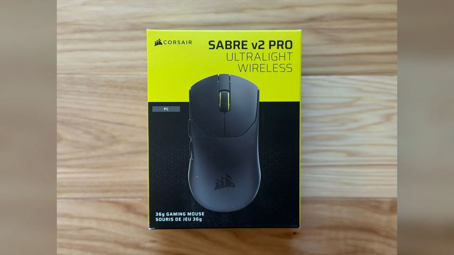Corsair Sabre V2 Pro Ultralight trong hộp cùng phụ kiện