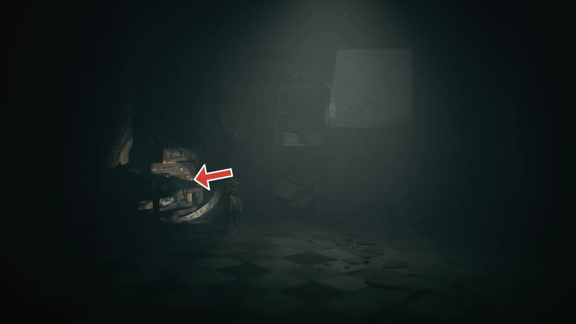 Ghost #3 ở góc sau phòng mở sau khi đánh cồng, cần bật đèn pin để thấy rõ