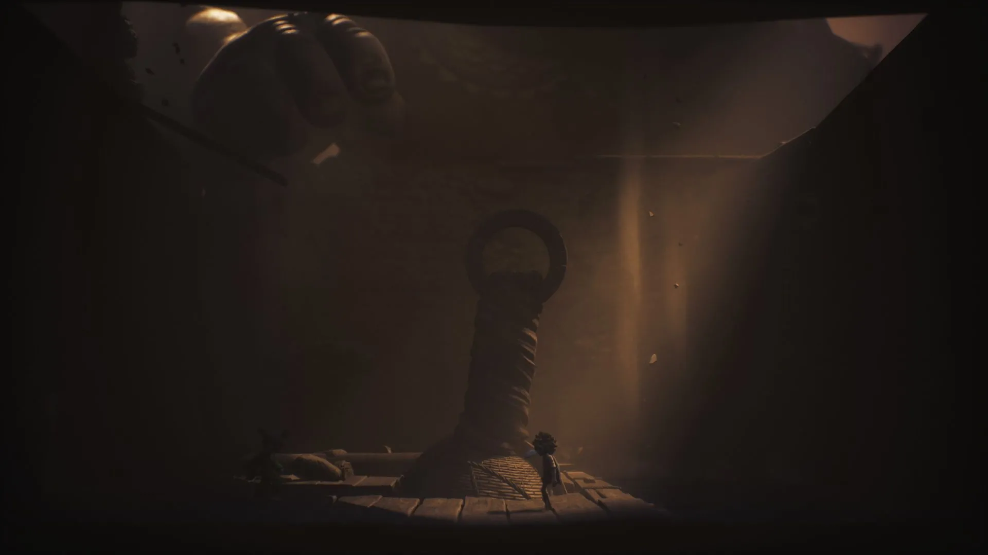 Khu vực ngoài trời chứa quạ 7-10, có tượng và xô treo