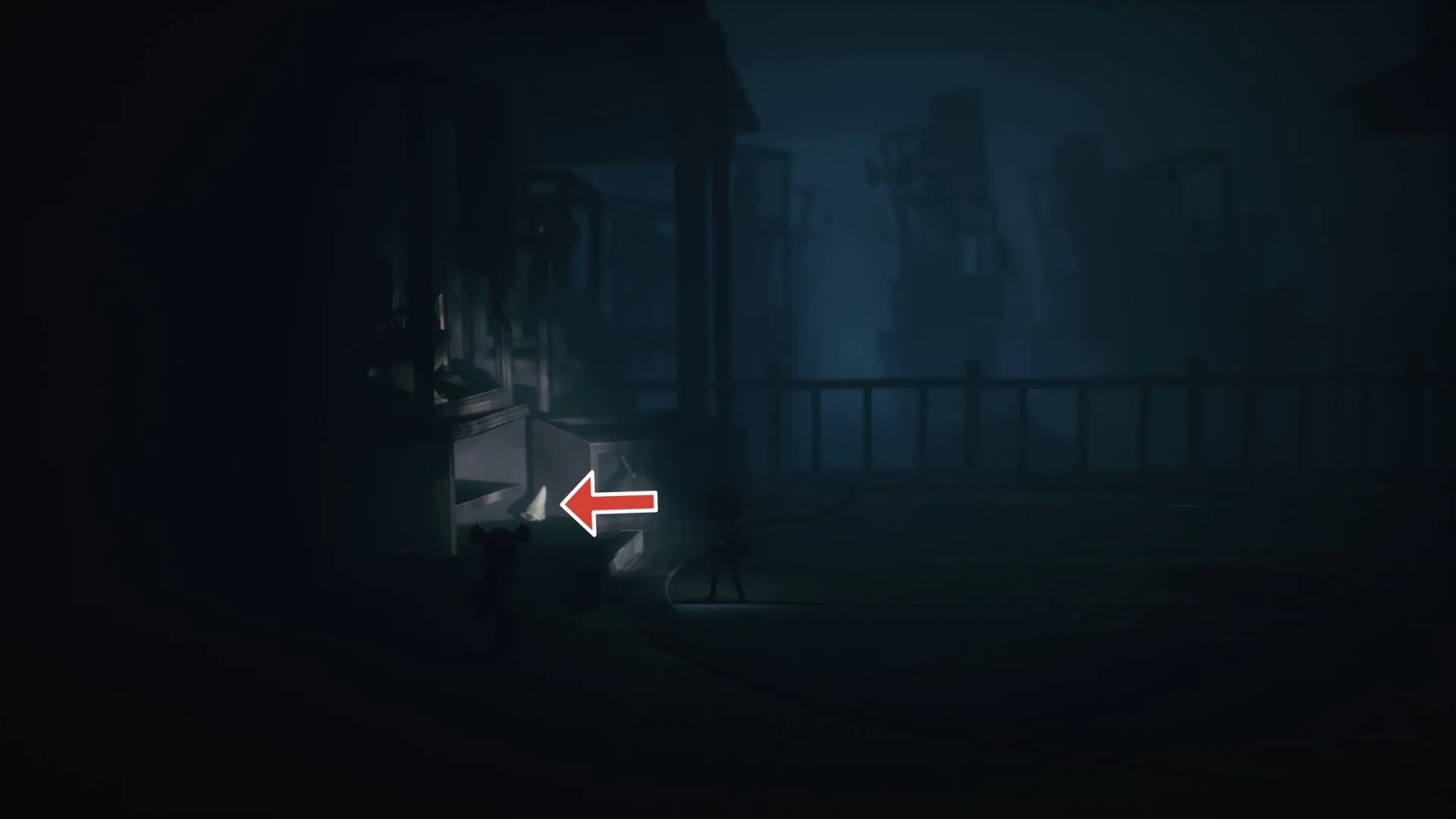 Nome #2 ngồi trên hộp ngoài trời Little Nightmares 3