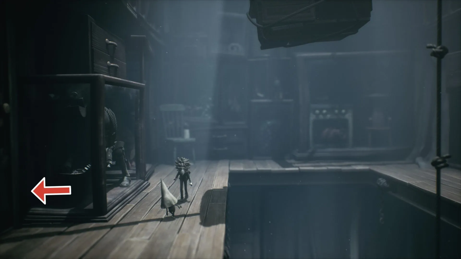 Nome #4 chạy trốn rồi lẩn ở góc cạnh bàn Little Nightmares 3