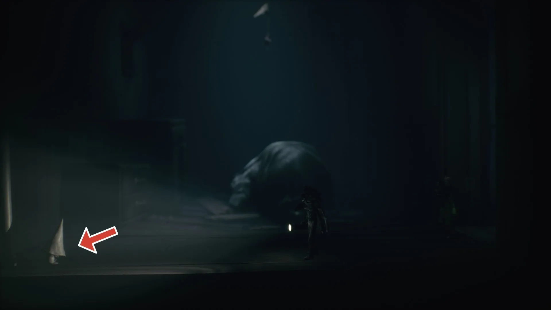 Nome #6 nằm ở góc phòng kế piano Little Nightmares 3