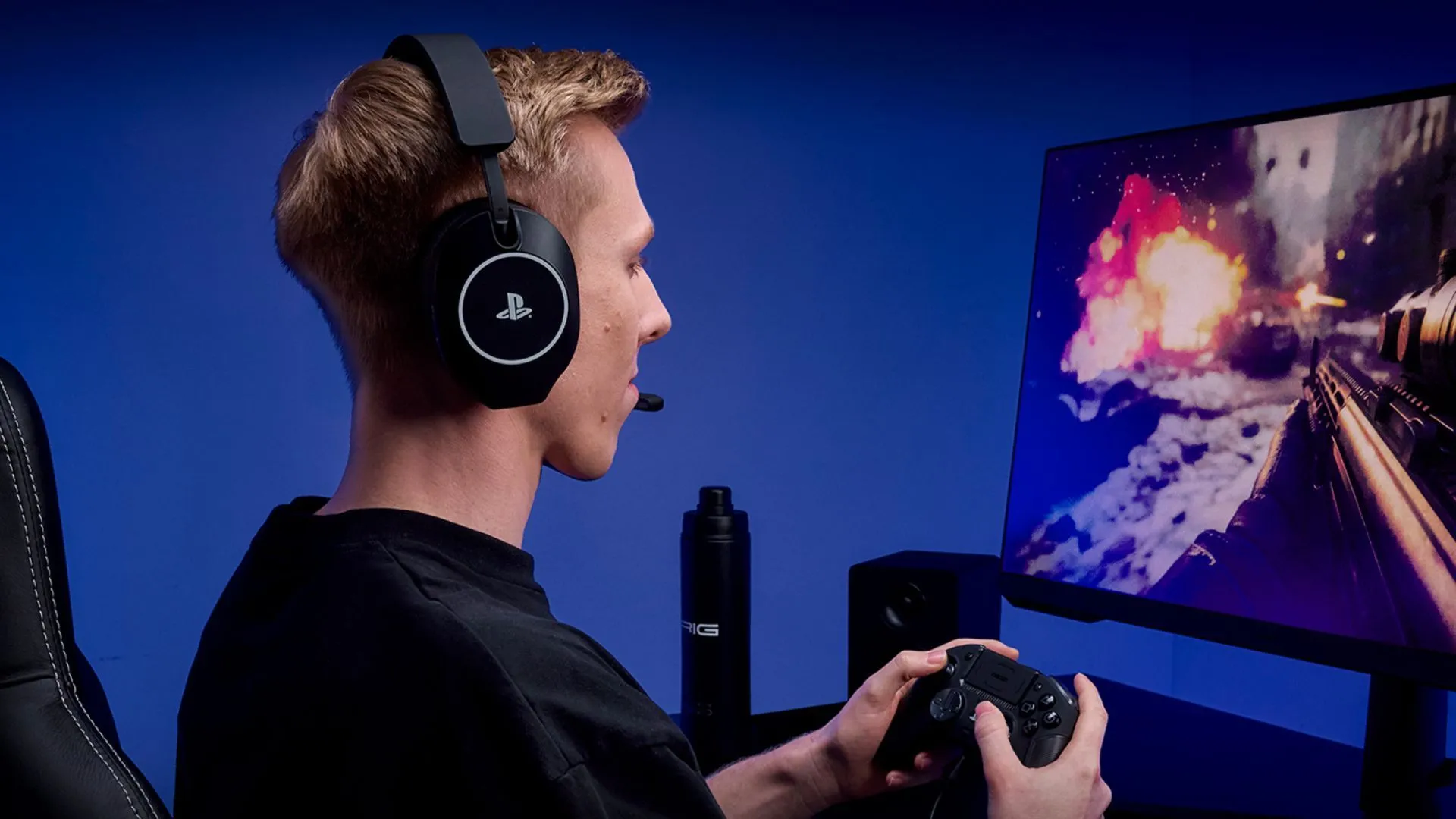 Tai nghe RIG R5 Spear Pro HS đặt cạnh tay cầm, chơi game PS5